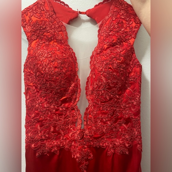 Red lace and satin prom dress with slit and mesh V neck - Picture 3 of 7